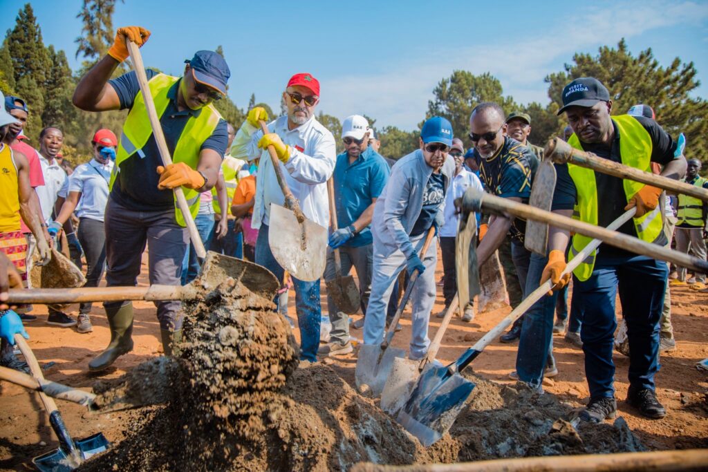 Abadipolomate batandukanye bitabiriye Umuganda rusange